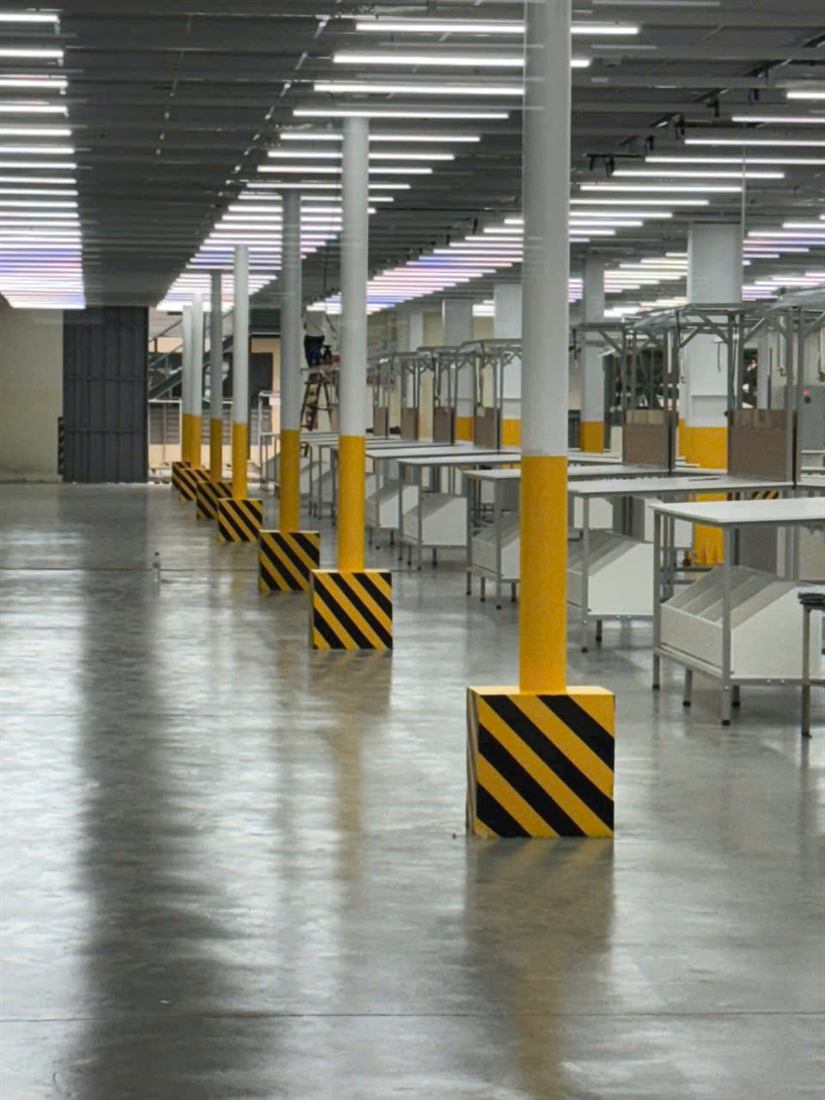 Sơn nền và cột epoxy, công trường gọn gàng