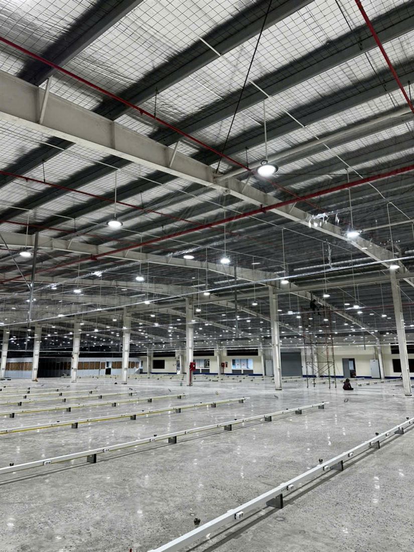 Khung trần và hệ thống đèn trong nhà xưởng